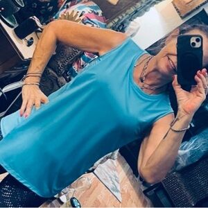 TAHARI Turquoise Short Round Size Medium Neckline